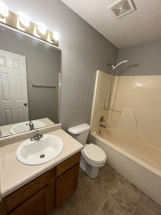 Building Photo - Charming 3-Bed, 2-Bath Home with Garage in...