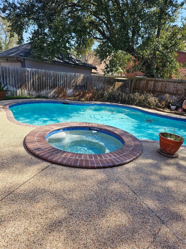 Building Photo - 6315 Seegers Trail Dr