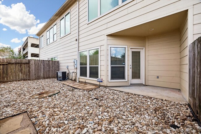 Building Photo - 3804 Center Plaza Dr