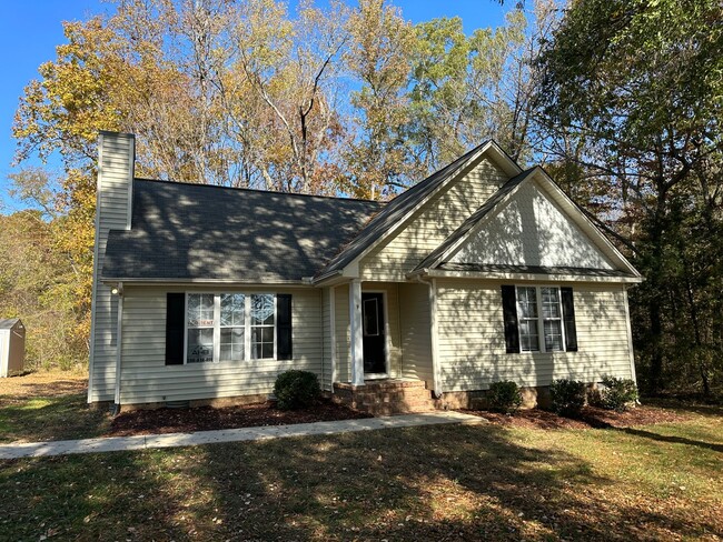 Building Photo - Great 3 bed 2 bath home on 6 Acres in Elon!