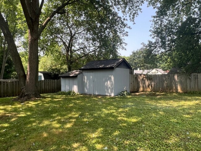 Building Photo - 16260 W Arlington Dr
