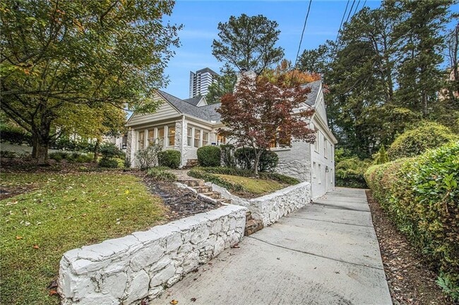 Building Photo - 942 Eulalia Rd NE