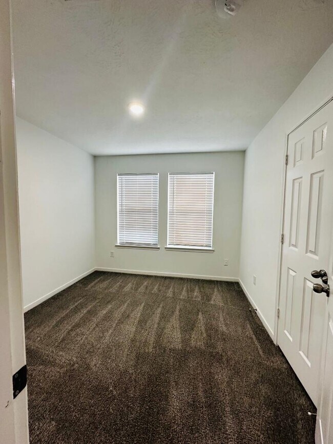 Primary Photo - 6946 Paris St