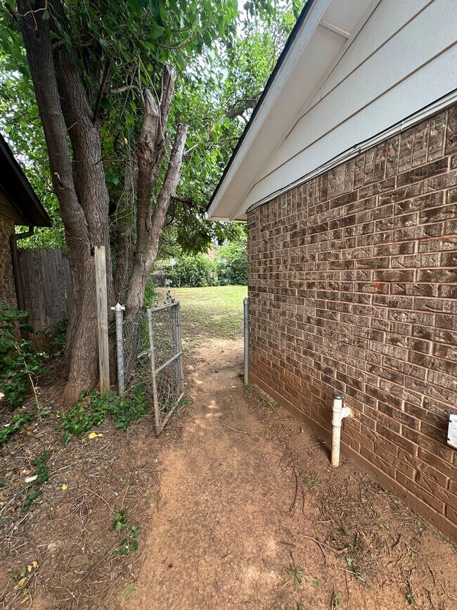 Building Photo - Spacious 4 bed, 1.5 bath