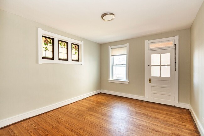 Building Photo - 4926 Winona Ave