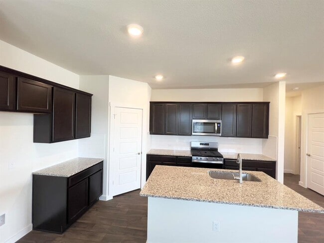 Building Photo - 2900 Egan Dr