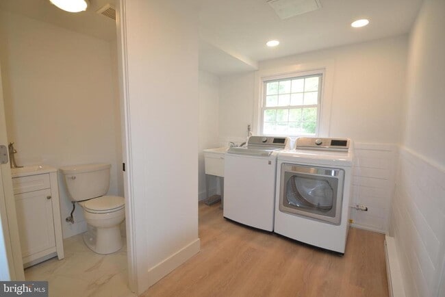 Building Photo - 1436 E Lamplighter Ln