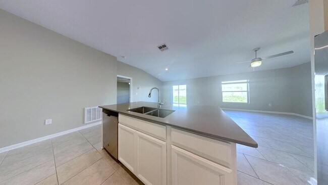 Building Photo - 272 Bergamot Lp