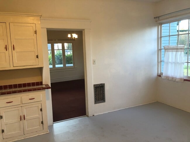 Building Photo - Large 4 bed/2 bath Farm House on River Rd. MOVE IN SPECIAL!