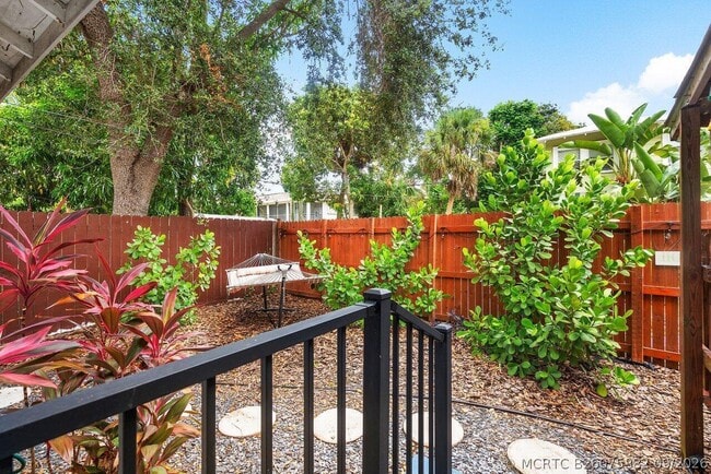 Building Photo - 314 S Palmway