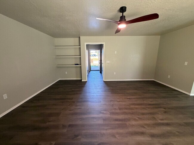 Building Photo - 1405 S Avery Dr
