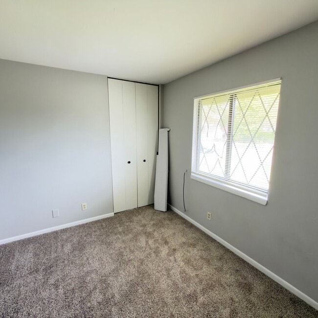 Building Photo - 2 Bedroom Upper Duplex in Breton Village!