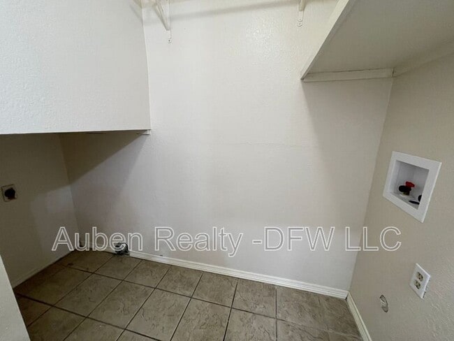 Building Photo - 5516 Lewis Ct