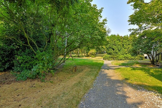 Building Photo - Stylishly Remodeled Condo in Prime Center Park Location