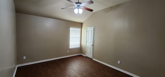 Building Photo - 3 Bed / 2 Bath Duplex - Bunny Trail Area -...