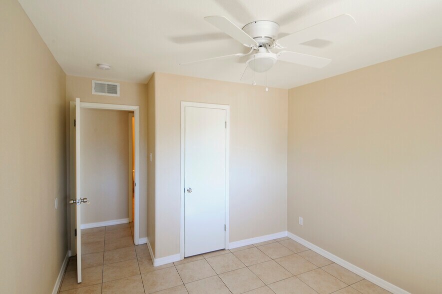 Bedroom 2 - 2417 S Newberry Rd