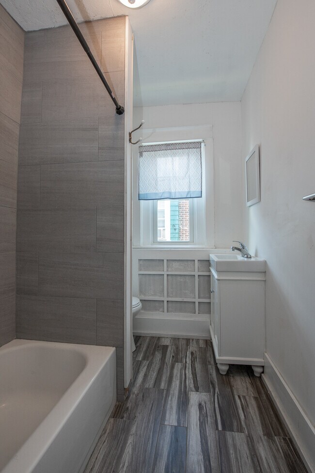 Building Photo - 505 E 19th St