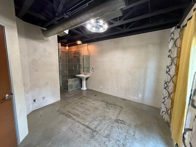 Building Photo - 825 W Daggett Ave