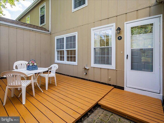 Building Photo - 18 Pond View Dr