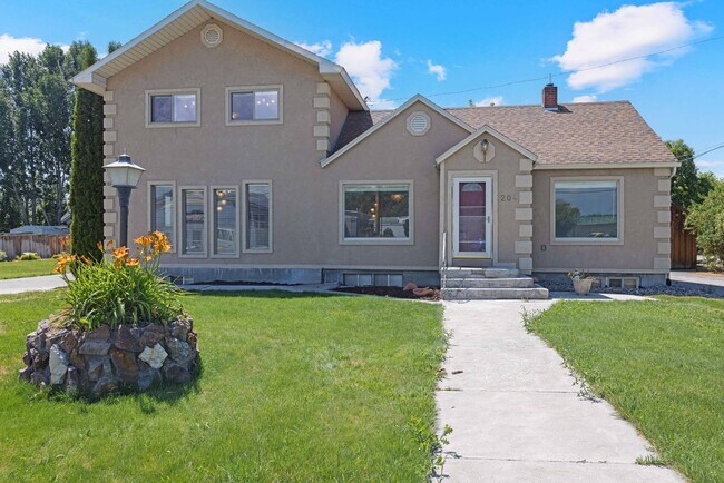 Building Photo - 4 BED 2.5 BATH HOME IN REXBURG