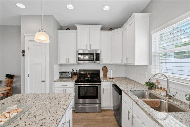 Building Photo - Stunning Tuscany Village Townhouse!