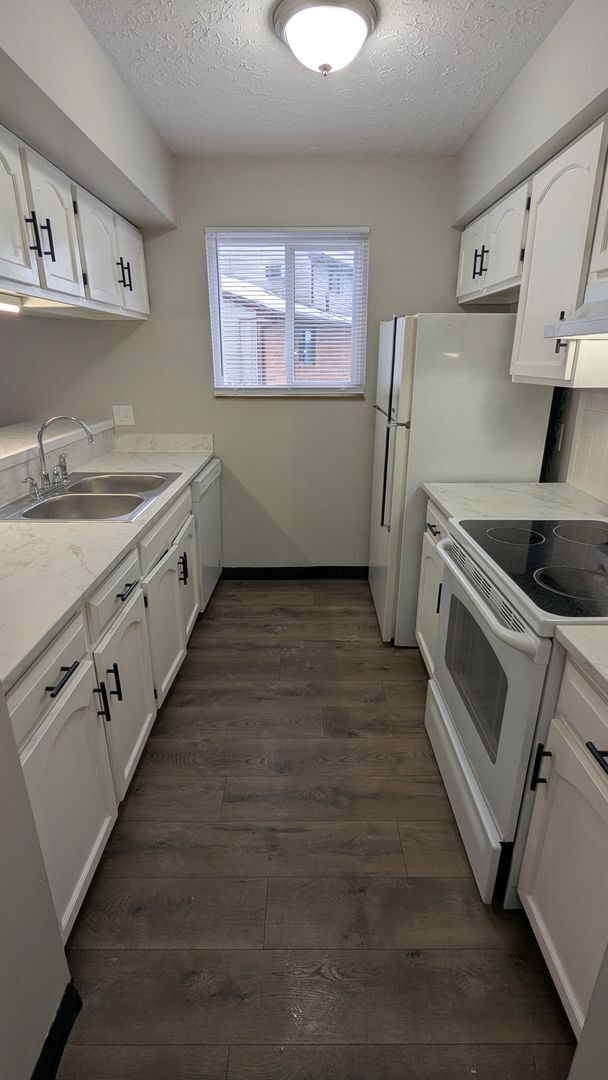 Building Photo - MN Cedar Village (833)