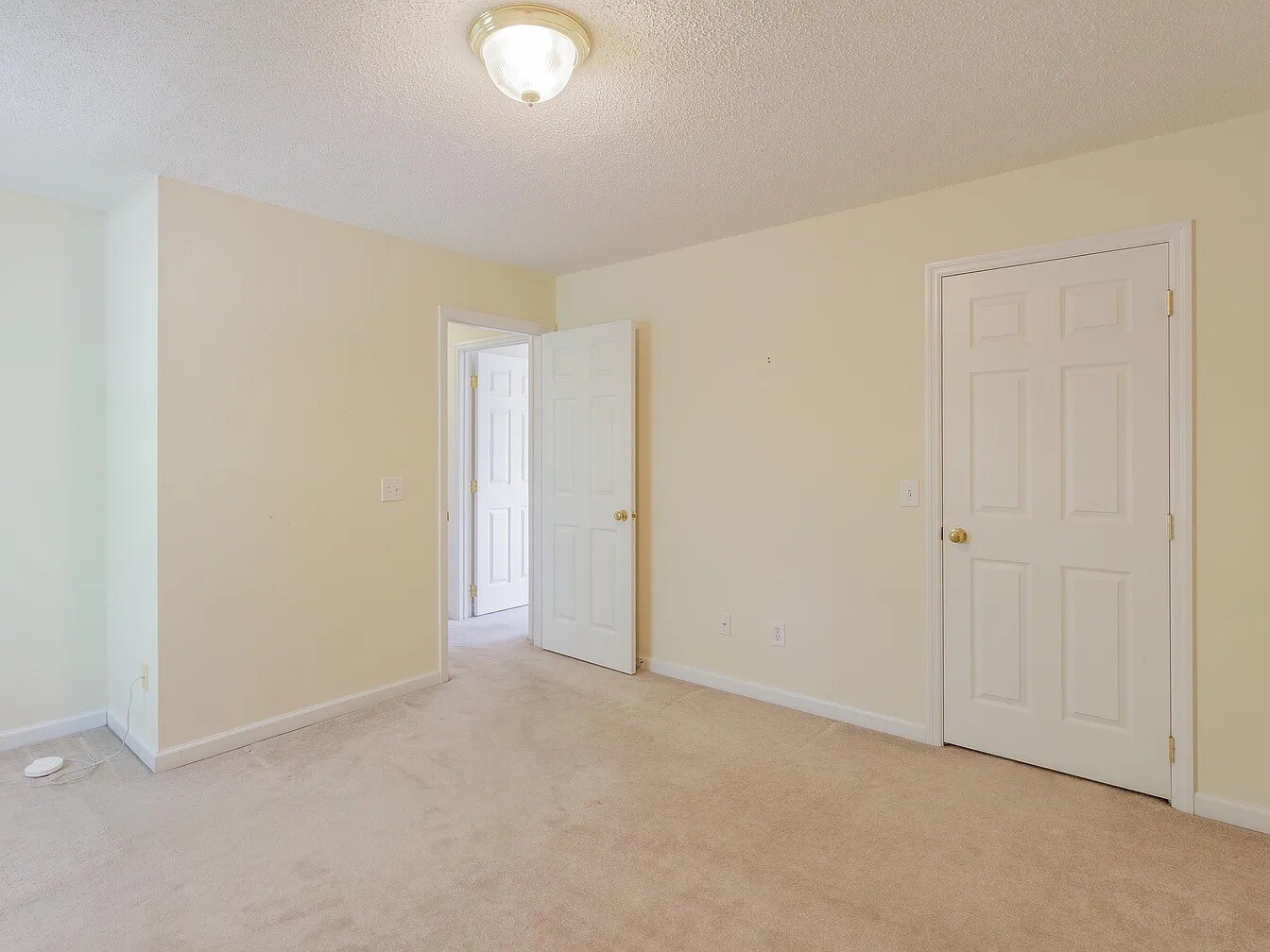 Building Photo - 1701 W Oak Dr