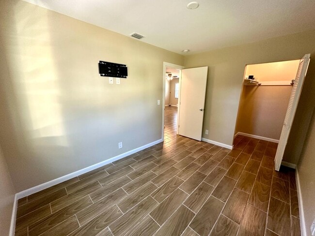 Building Photo - 9162 Sunrise Dr