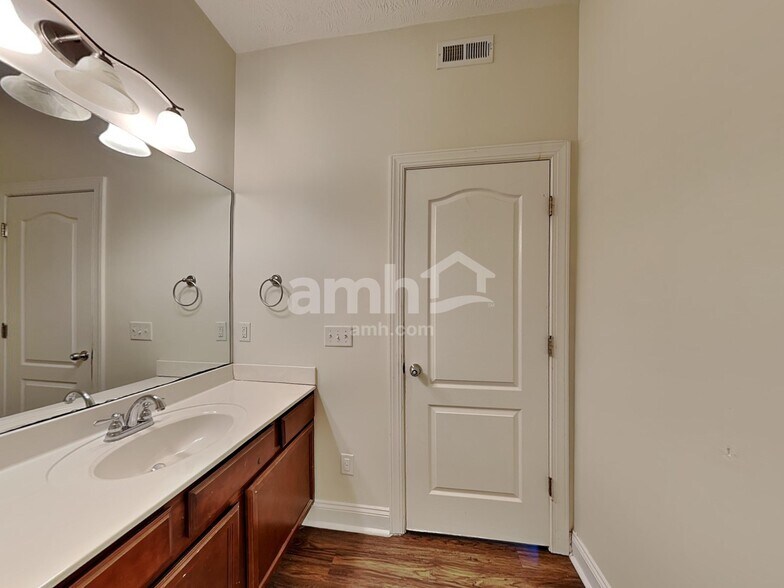 Building Photo - 1409 Napa Pt W