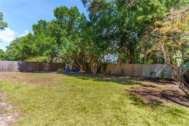 Building Photo - 3005 W Helen Ave