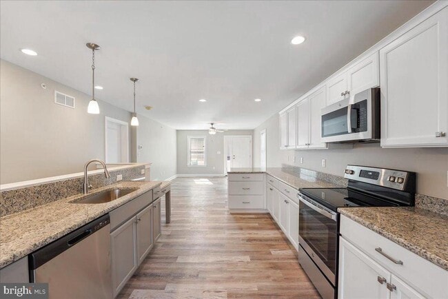 Building Photo - 552 Creek Rd