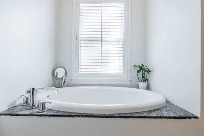 Building Photo - 470 Hamilton St SE