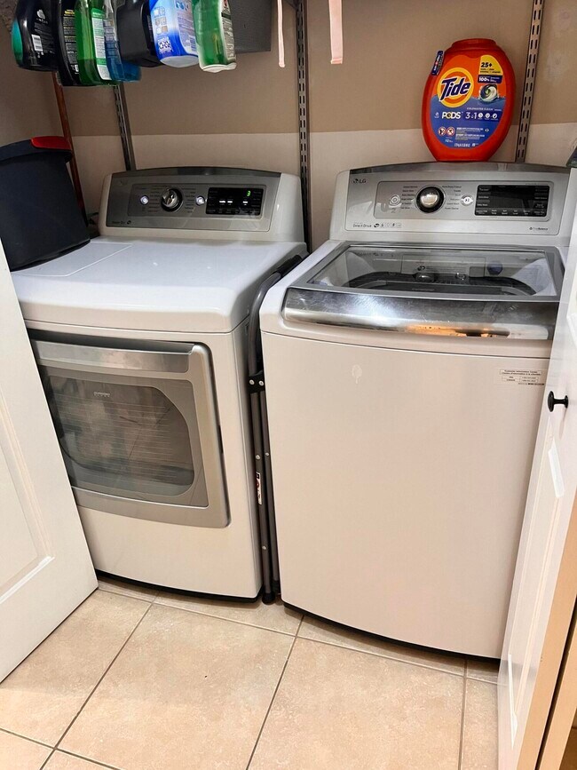 Building Photo - 5650 Coach House Cir