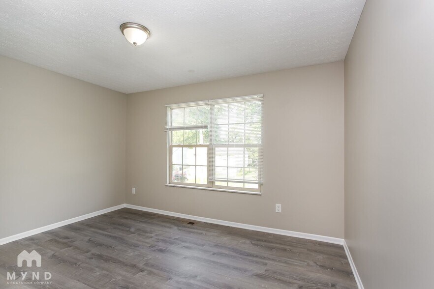 Building Photo - 1500 Manor Dr