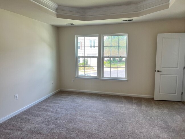 Building Photo - Stylish 3-Level Townhome with Garage in Riverwood