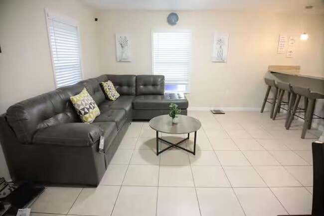 Building Photo - 826 N Lincoln Ave