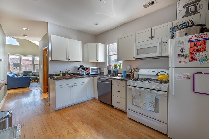 Building Photo - 530 N Ashland Ave