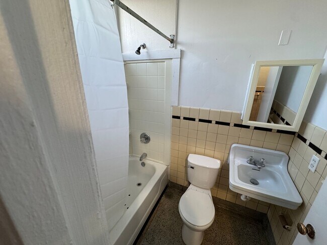 Building Photo - Large one room efficiency with large kitchen