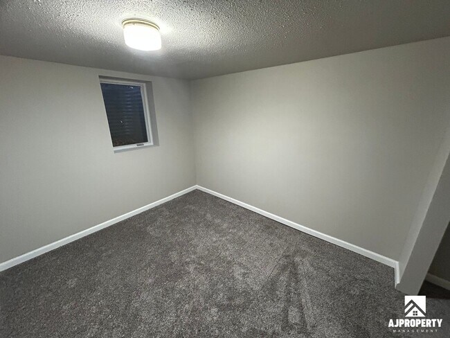 Building Photo - 2409 E 6th St