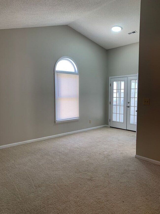 Building Photo - Cozy Living on a quiet cul de sac.