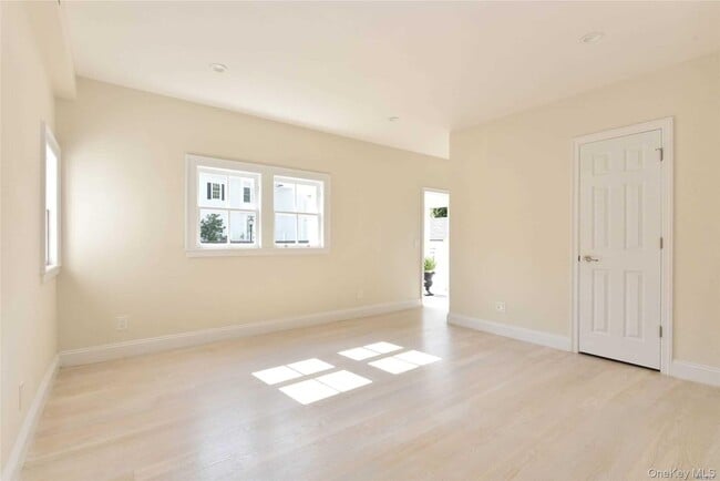 Building Photo - 1415 Old Northern Blvd