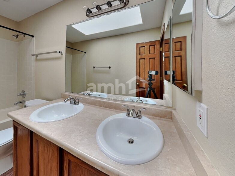 Building Photo - 2325 Hyacinth Rd