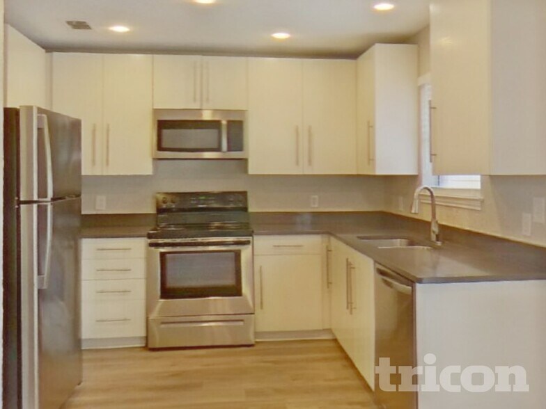 Building Photo - 837 Globe Ave