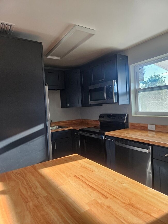 Building Photo - 3 bedroom 2 bath home