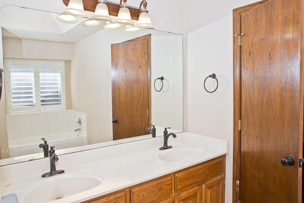 Building Photo - 608 Coopers Hawk Dr