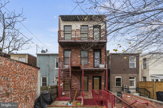 Building Photo - 652 L St NE