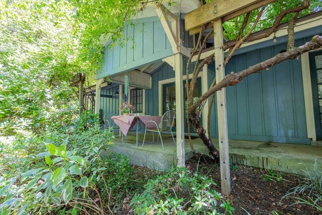 Building Photo - 550 square foot Fully Furnished short term...