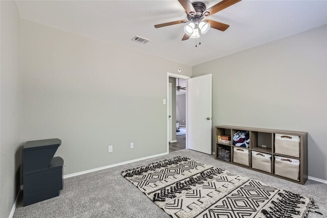 Building Photo - Charming 3/2/2 with Private Fenced Backyard!