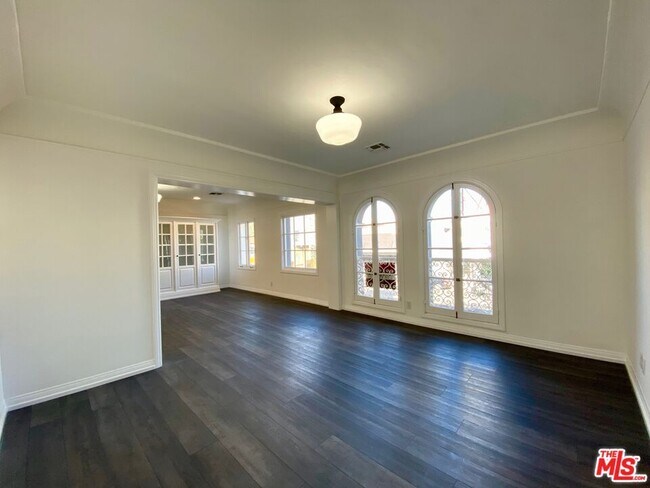 Building Photo - 619 S La Brea Ave