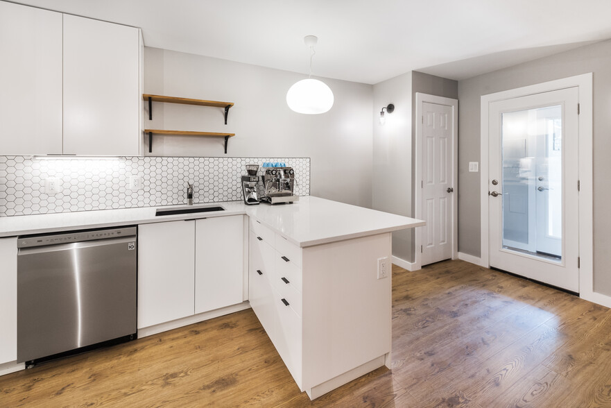 Kitchen with large breakfast bar - 523A Irving St NW